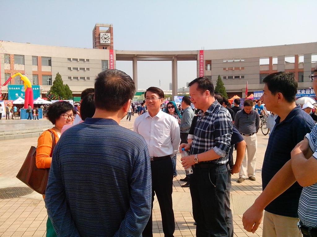 学校领导亲临迎新现场