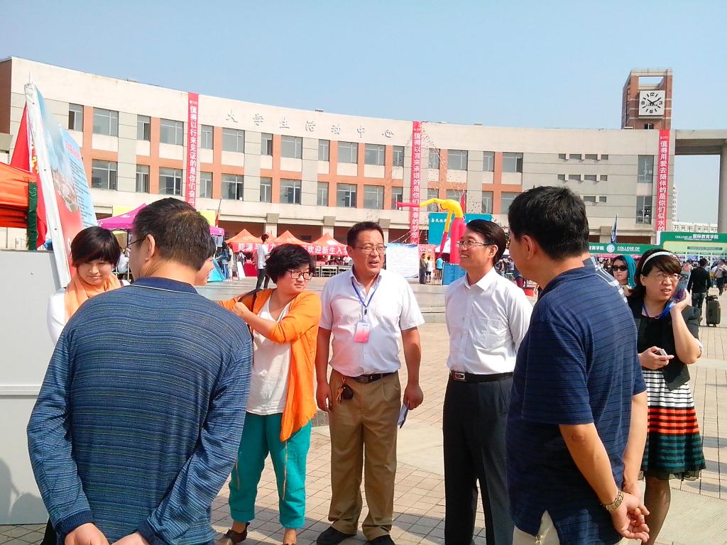 学校领导亲临迎新现场