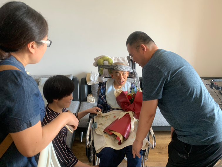 向姚老师介绍支部情况