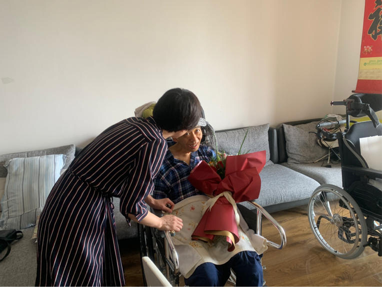 向姚老师介绍新支部情况